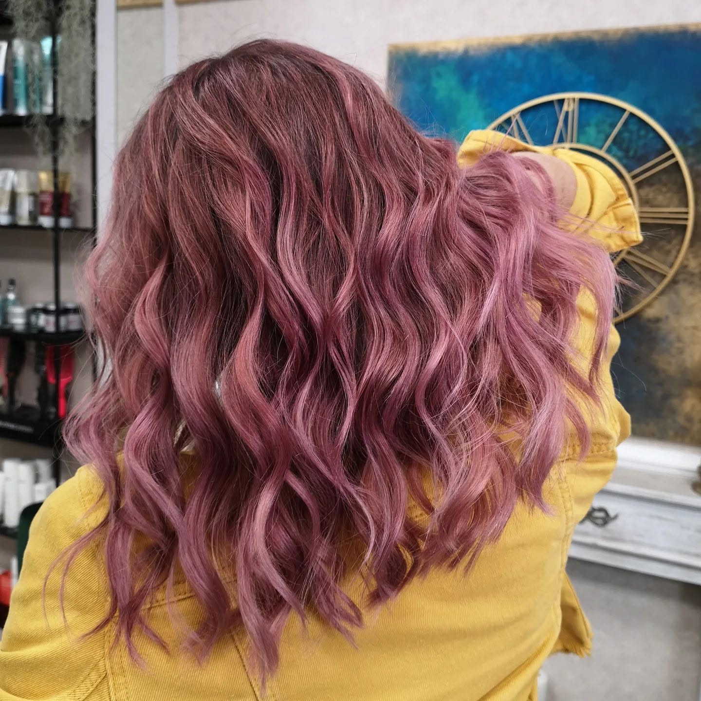 Mauve ljubičasti tonovi na valovitoj kosi