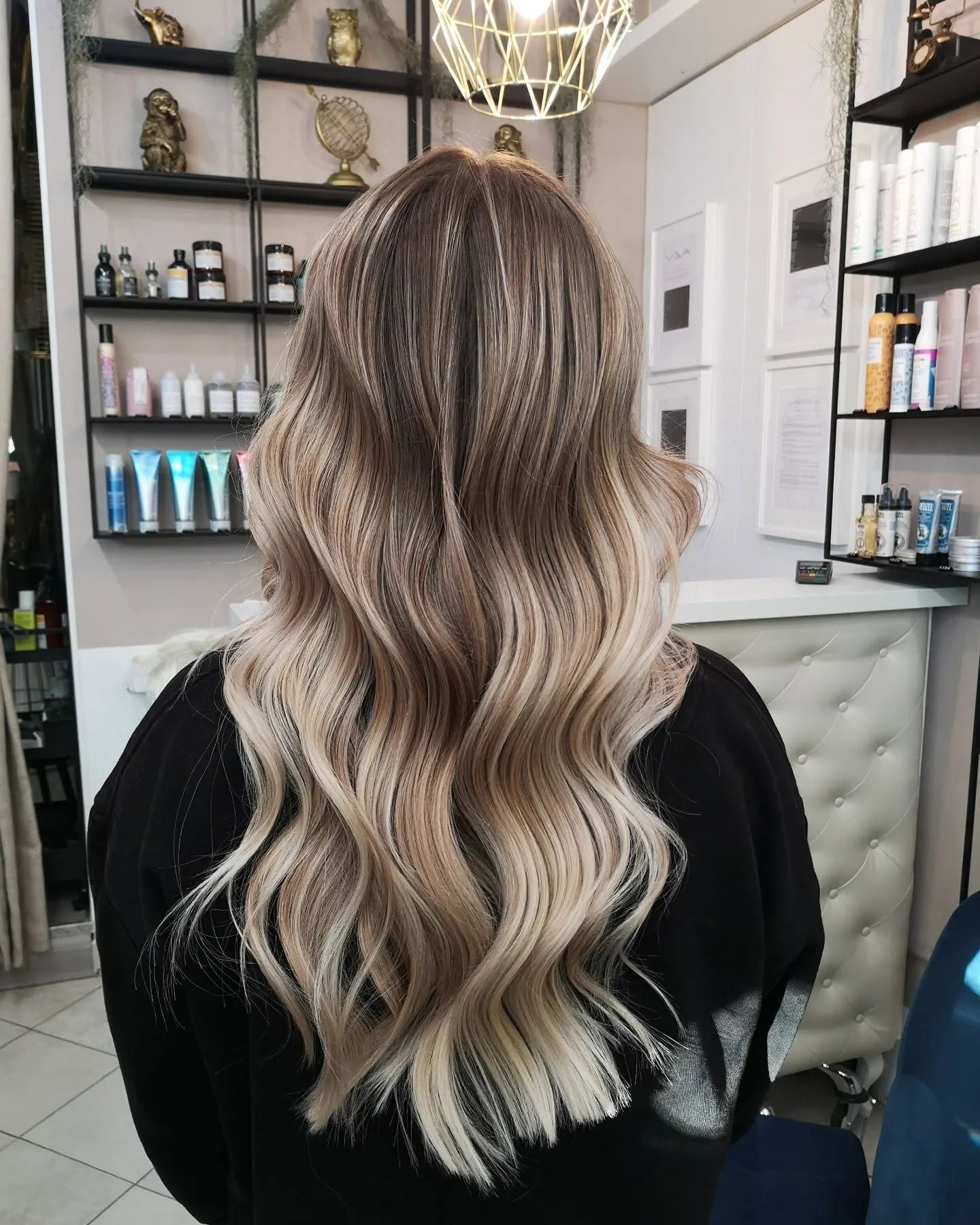 Svijetlo plavi balayage na dugoj kosi